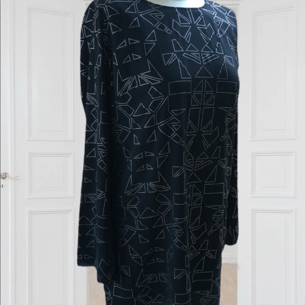 NWOT Black & Silver geometric shift dress cropped sleeve Open Back - Size Small